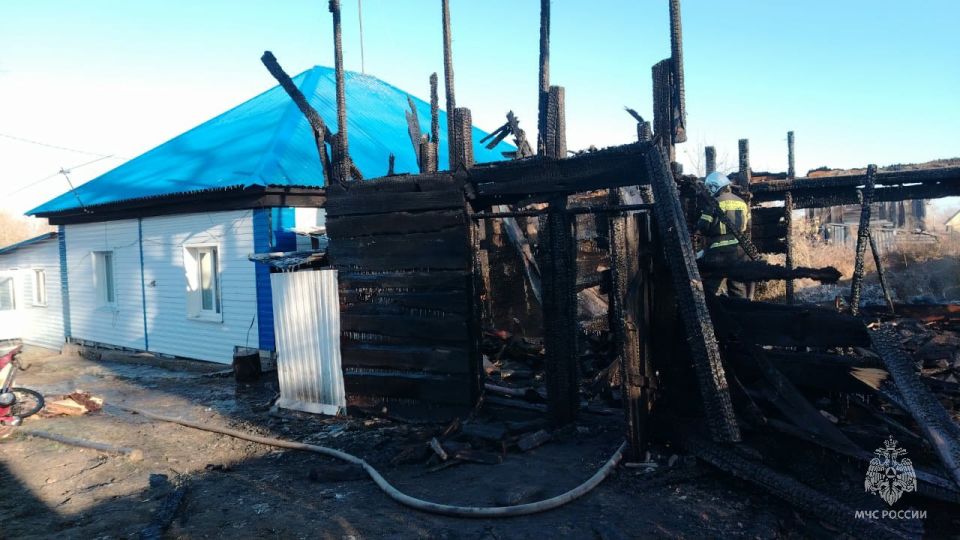 Пожарные спасли от огня дом многодетной семьи
