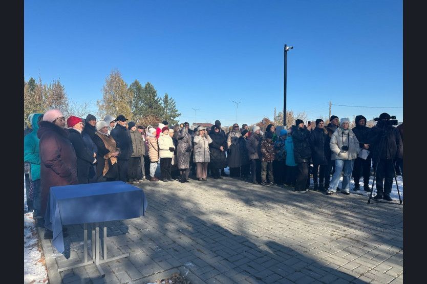 Крепкая как бетон: новая скульптура в честь семейных ценностей появилась в Новосибирской области