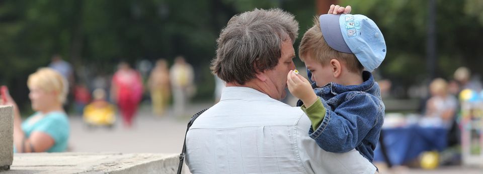 Пособия платят 2 тысячам отцов-декретников из Новосибирской области