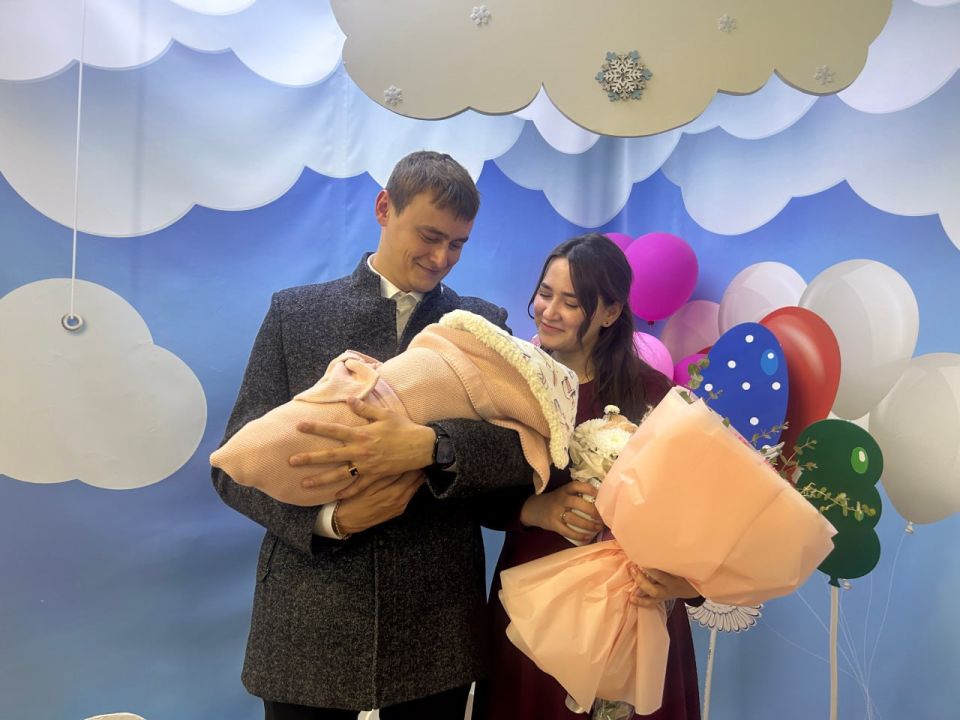 В салехардском перинатальном центре произошло настоящее чудо — врачи выходили надымчанку, родившуюся на 25-й неделе беременности с экстремально низким весом 680 граммов