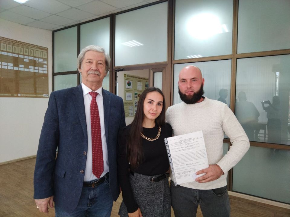 Валерий Костин вручил жилищные сертификаты шести молодым семьям