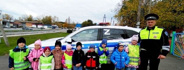 Балахтинские автоинспекторы провели для воспитанников детского сада познавательную экскурсию к пешеходному переходу
