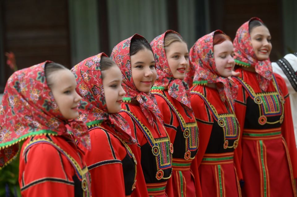 В Нерюнгри открылась выставка творчества многодетных семей