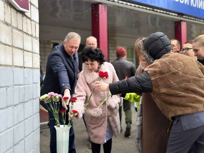 В Красноярске открыли мемориальную доску врачу Анатолию Колесниченко