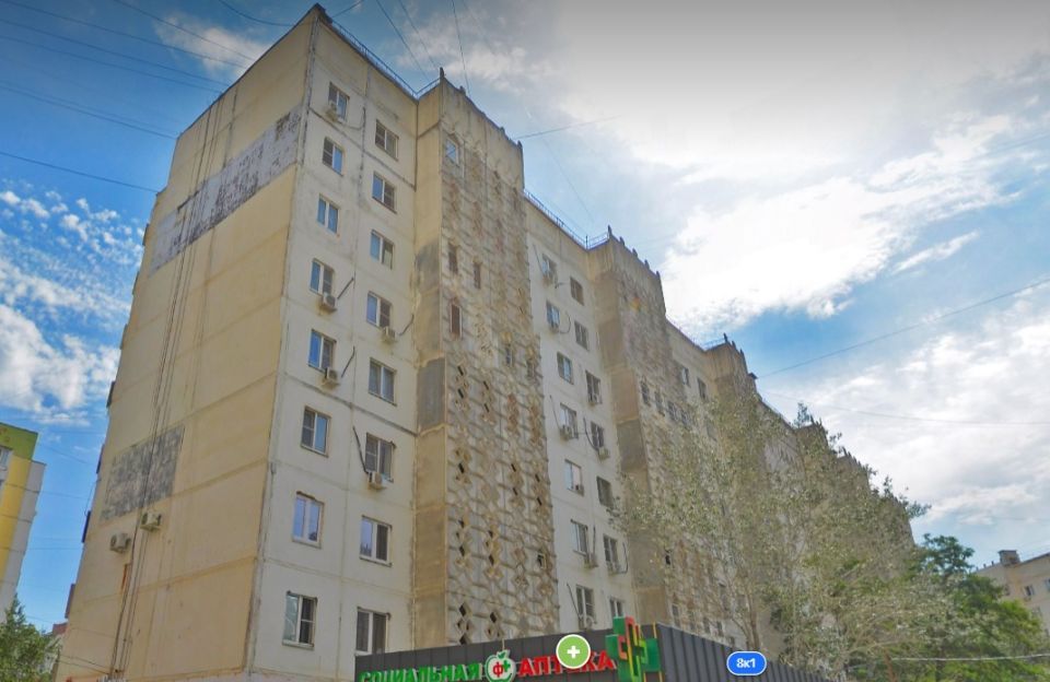 Астраханцы уже месяц живут без работающего лифта