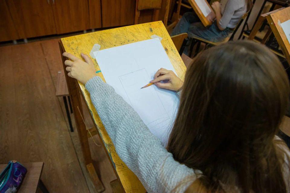 Юные художники из Курска участвуют в городском конкурсе «С чистого листа»