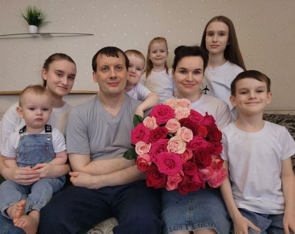Социальная поддержка помогла многодетной семье из Кеми установить новые окна