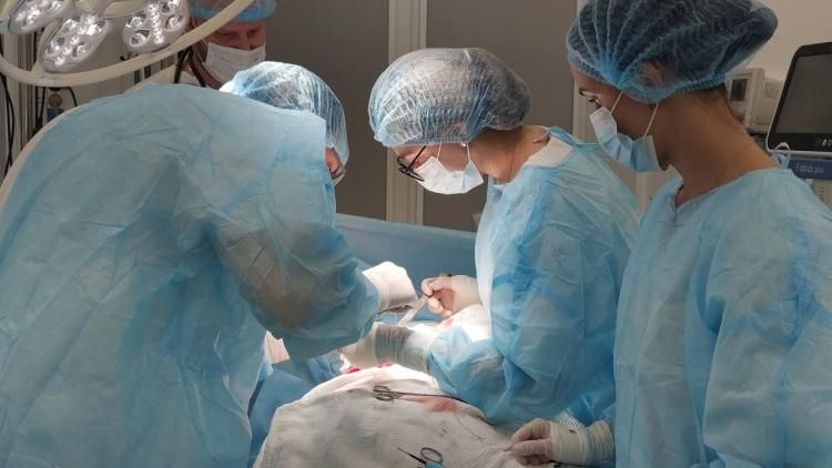 Специалисты Дальзаводской больницы во Владивостоке провели сложную хирургическую операцию, сохранив жизнь 28-летней беременной женщине и ее еще не рожденному ребенку