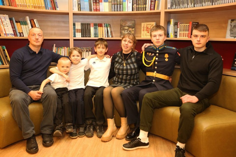 Многодетную семью из Петрозаводска удостоили медали ордена «Родительская слава»