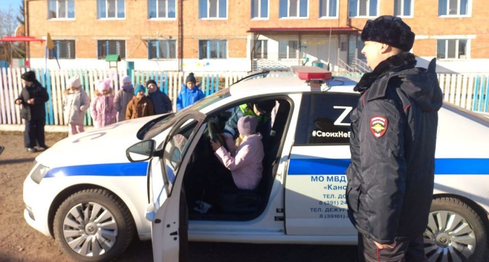 В Канском округе автоинспекторы организовали пешую экскурсию для детей отдаленного населенного пункта