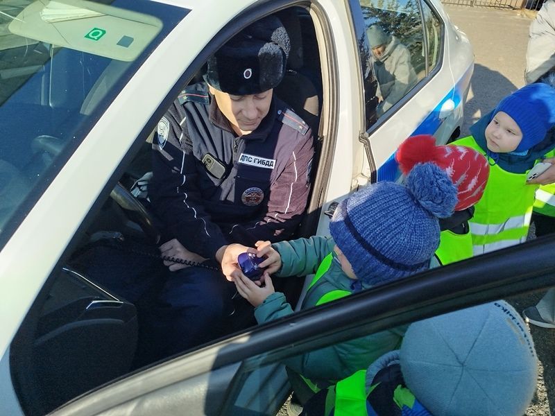 В Ужуре сотрудники Госавтоинспекции провели экскурсию для воспитанников детского сада