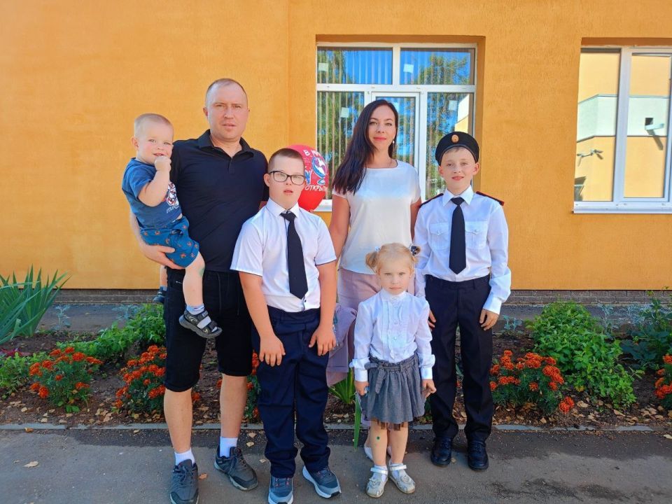 «Мы самые счастливые родители!»: многодетная мама рассказала о секретах воспитания четверых детей