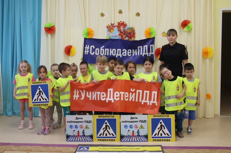 Тюменские автоинспекторы учат детей правилам дорожного движения