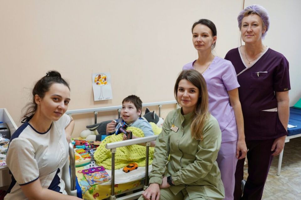 Новгородские врачи занимаются сложной реабилитацией 11-летнего Матвея