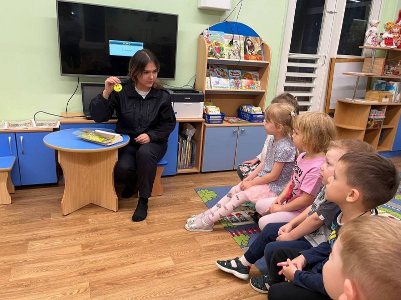 В Чебоксарах сотрудники Госавтоинспекции и "Родительский патруль" с детьми провели профилактическую акцию «Засветись»