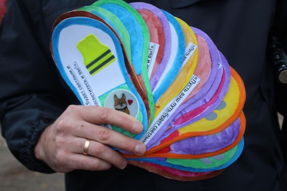 В Нижегородской области сотрудники ГАИ совместно с малышами дарили водителям и пешеходам «тапочки-засветители»