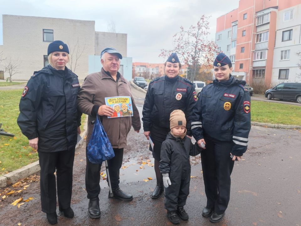 Воспитанники детского сада «Соловушка» п.Маршала Жукова с сотрудниками Госавтоинспекции провели совместную акцию.