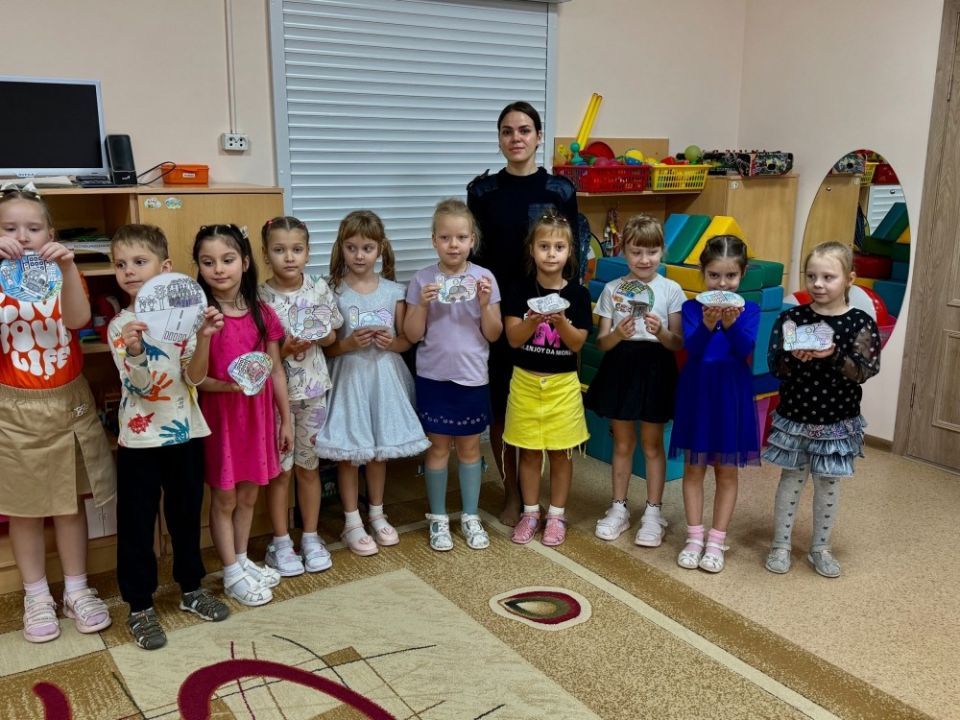 Сотрудники пензенской Госавтоинспекции провели беседу «Светофор - наш друг!» для воспитанников детского сада.