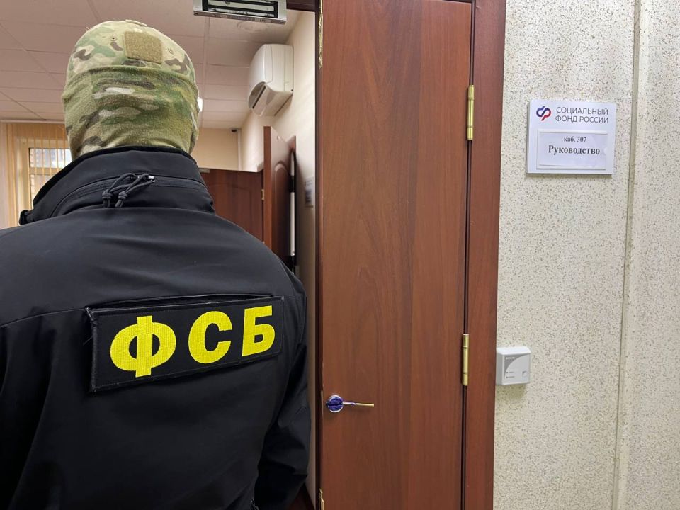 Сотрудники УФСБ России по Челябинской области выявили противоправные действия заместителя начальника отдела контроля установления мер социальной поддержки семьям с детьми № 1 Отделения фонда пенсионного и социального...