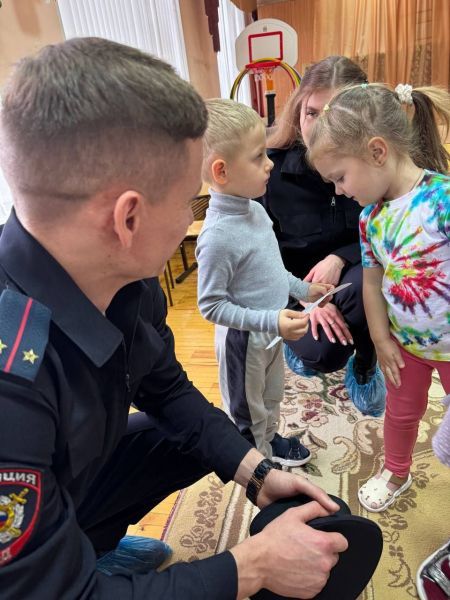 Участковые уполномоченные познакомили самых маленьких жителей Белгорода с профессией полицейского