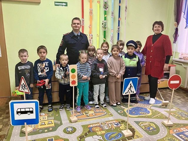 Автоинспекторы Кубани обучают дошкольников основам ПДД