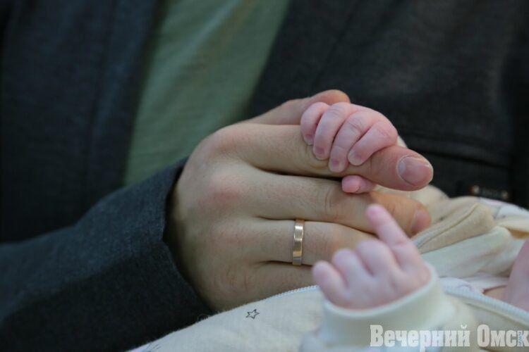 1300 малышей родились в Омской области в октябре