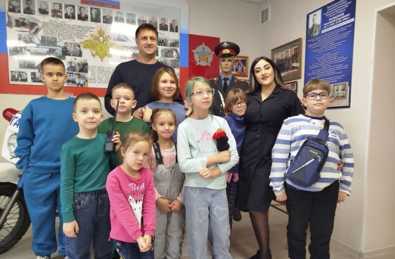В Северске полицейские провели экскурсию для воспитанников детского клуба «Джуниор»