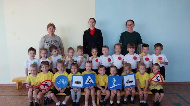 Автоинспекторы проводят мероприятия по разъяснению Правил дорожного движения в детских садах Волжска