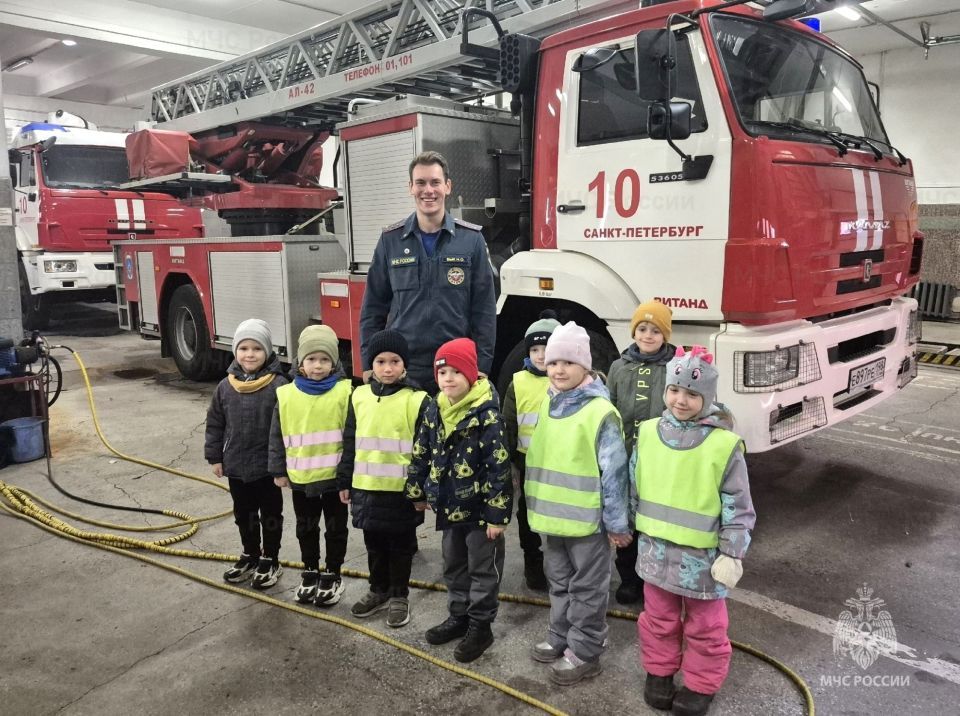 Воспитанники детского сада № 85 Петроградского района посетили самое старинное по времени постройки здание пожарной части Петербурга