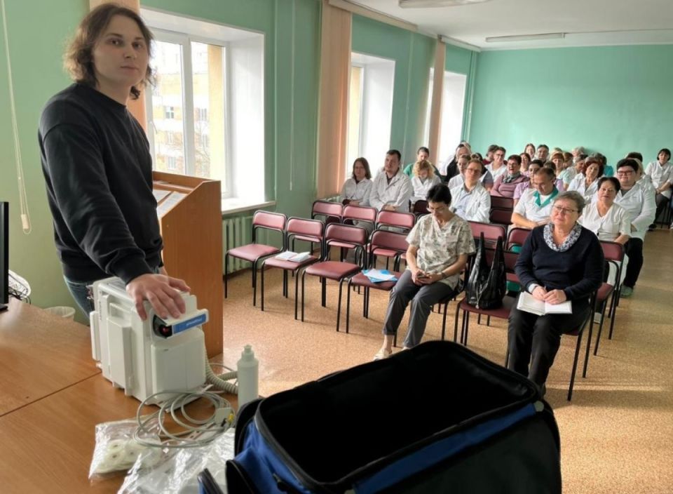 В орловской детской поликлинике прошёл мастер-класс по использованию дефибриллятора