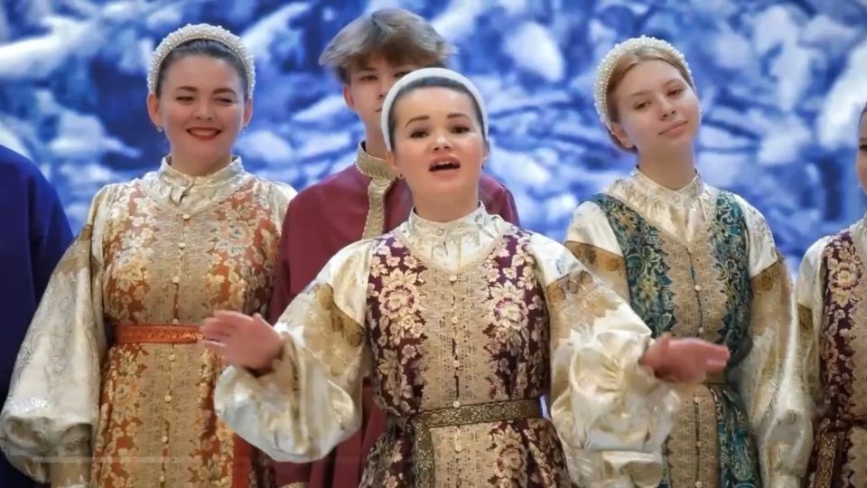 Юные салехардцы подарили горожанам «?Матушку»