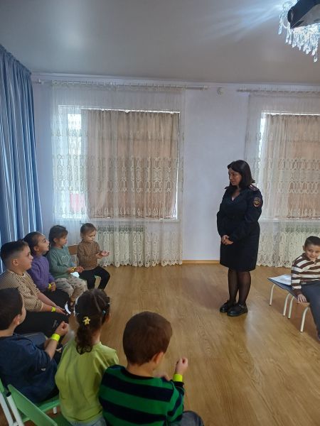 В Алагирском районе Северной Осетии инспектор Госавтоинспекции провела профилактическую беседу с воспитанниками детского сада, напомнив им о важности соблюдения правил дорожного движения