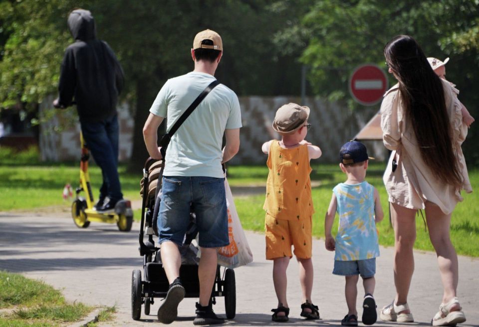 В России предложили ввести зарплату родителям за воспитание детей