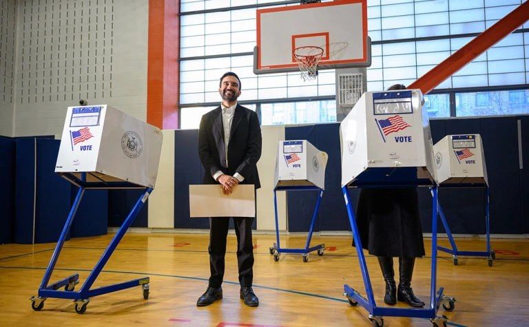 На выборах мэра Нью-Йорка сенсационно победил 34-летний демократический социалист, член законодательного собрания штата Зохран Мамдани