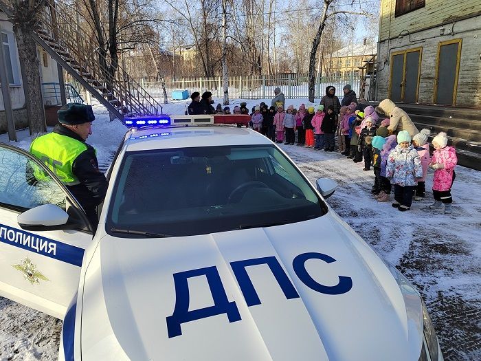 Для важного разговора о дорожной безопасности сотрудники Госавтоинспекции Братска посетили воспитанников детского сада