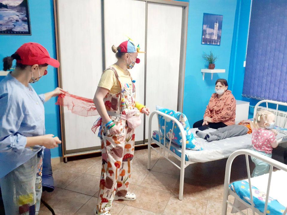 Клоуны посетили пациентов Омской детской больницы