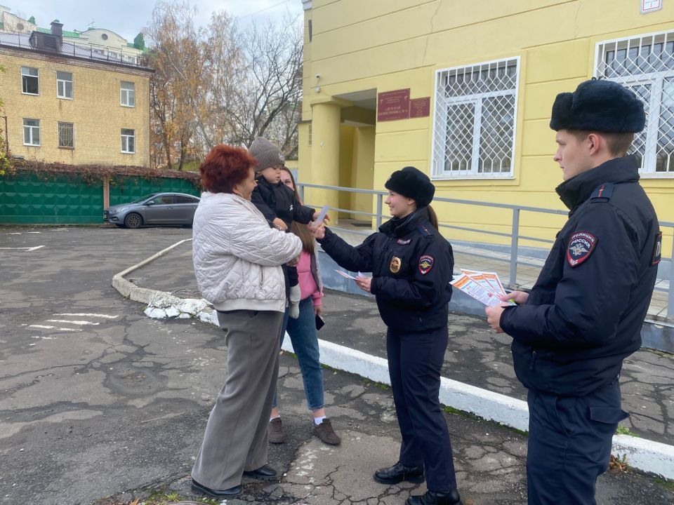 В Орле госавтоинспекторы провели для детей и родителей акцию «В поликлиниках о ПДД»