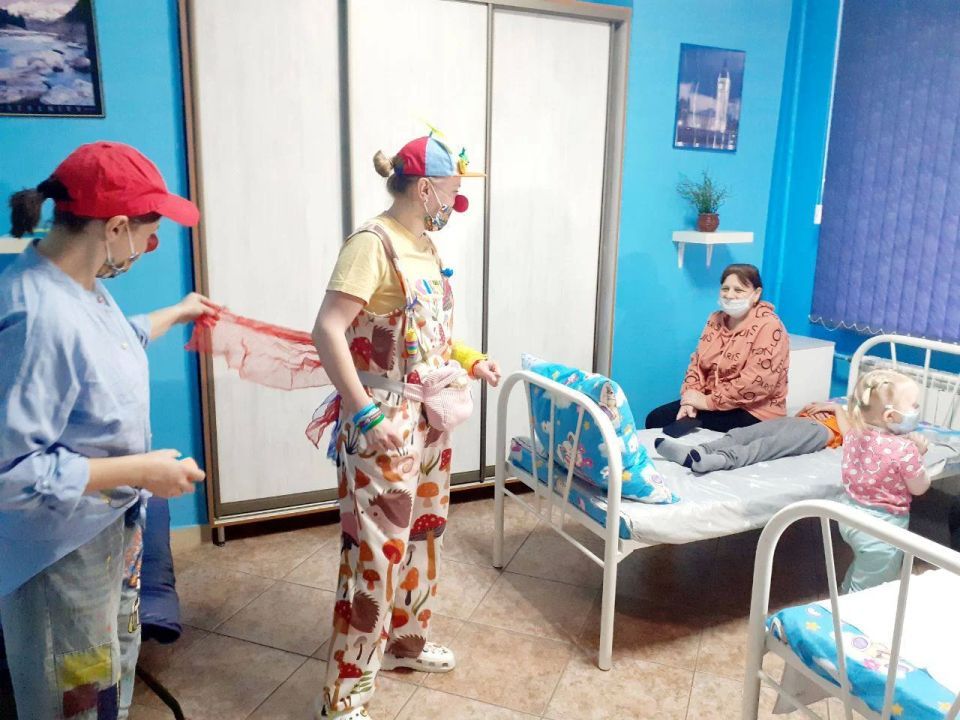 Клоуны посетили пациентов Омской детской больницы