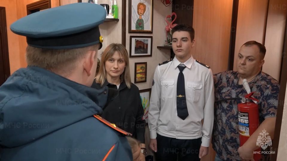 Липецкие сотрудники Госпожнадзора подарили многодетным семьям огнетушители и пожарные извещатели