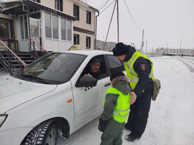 Тазовские автоинспекторы совместно с воспитанниками детского сада «Радуга» провели акцию «Будь заметным на дороге!»