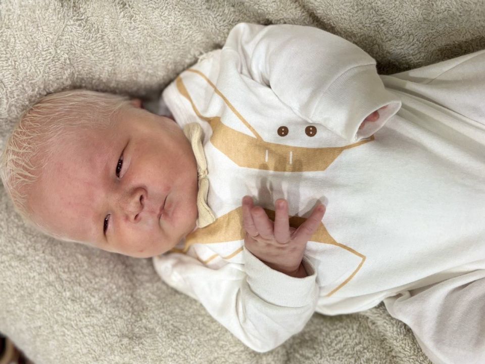 «Снежный» малыш с глазами цвета граната