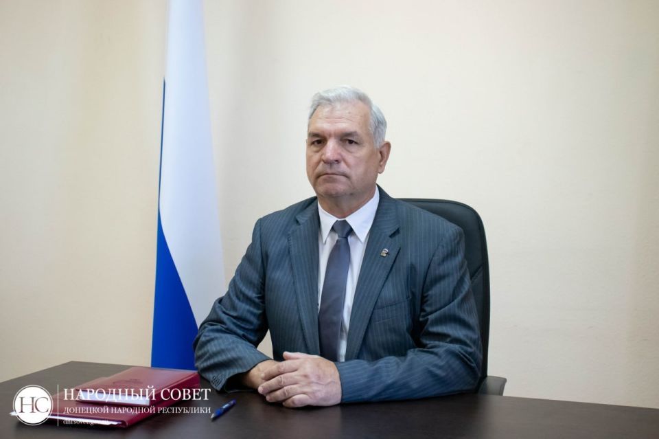 Парламентарии изучают изменения в федеральном законодательстве по запрету продажи никотина на остановочных пунктах общественного транспорта