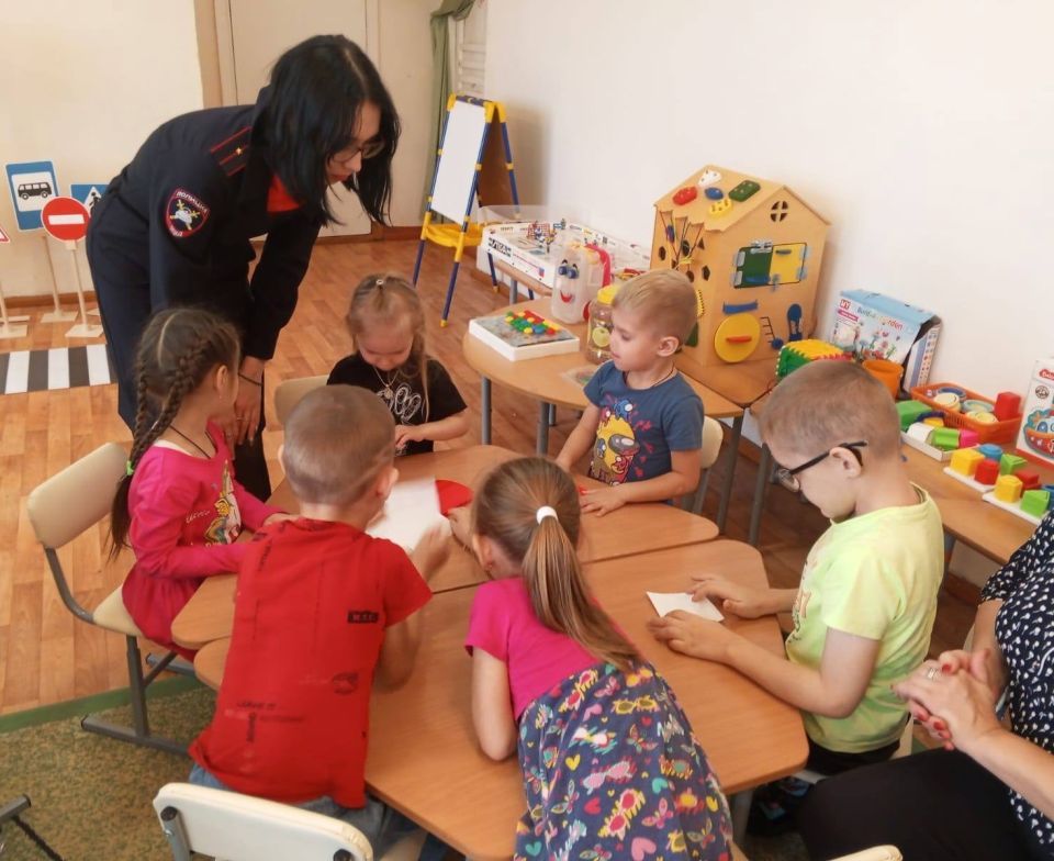 Сотрудники Госавтоинспекции Городищенского района провели мастер-класс по изготовлению световозвращающих аксессуаров