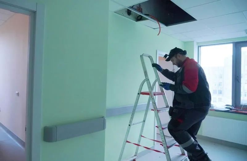 В Самаре депутаты СГД, министр здравоохранения и глава города проверили ход строительства детской поликлиники в Октябрьском районе