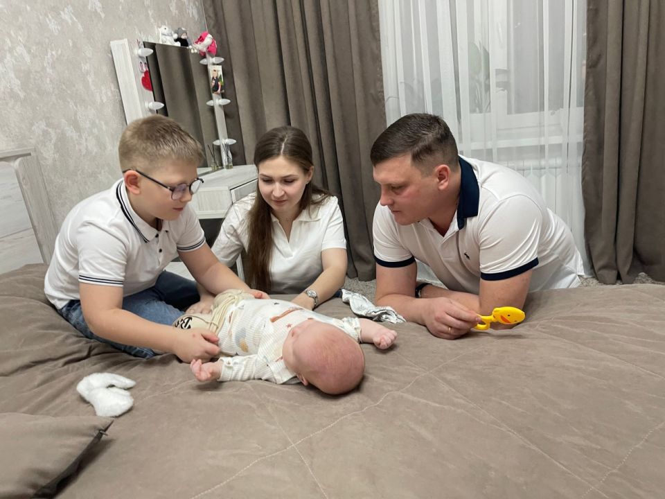 На Ямале выдан первый региональный материнский капитал семье из ДНР по новым условиям