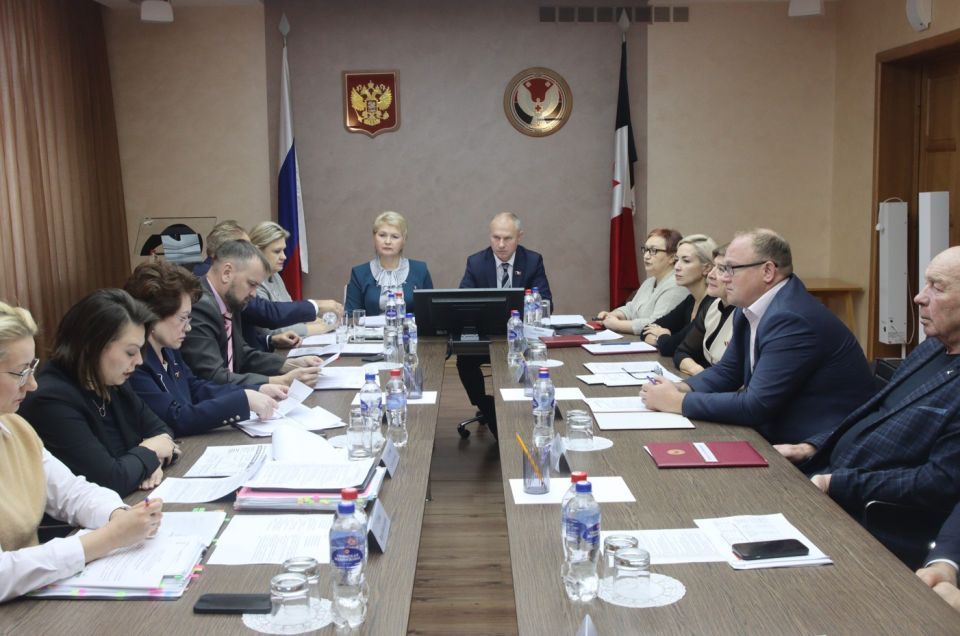 Проект закона о бюджете Удмуртии на предстоящий трёхлетний период рассмотрели на совместном заседании постоянных комиссий по здравоохранению, демографической и семейной политике и по труду, социальной политики и делам ветеранов