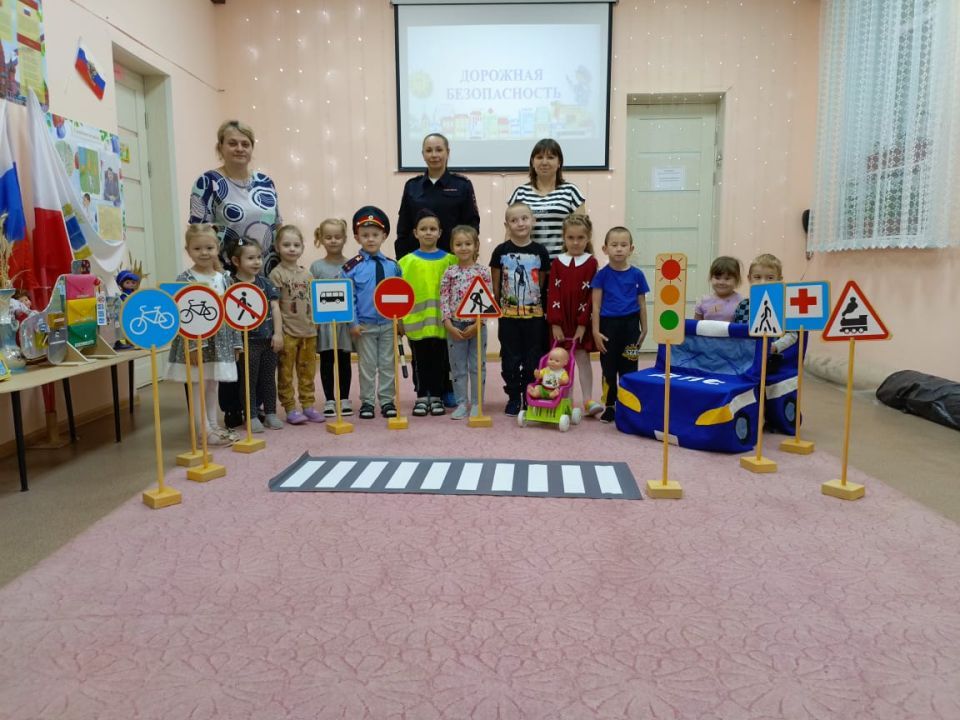 В р.п. Самойловка сотрудники Госавтоинспекции провели для воспитанников детского сада увлекательное занятие «В стране дорожных правил»