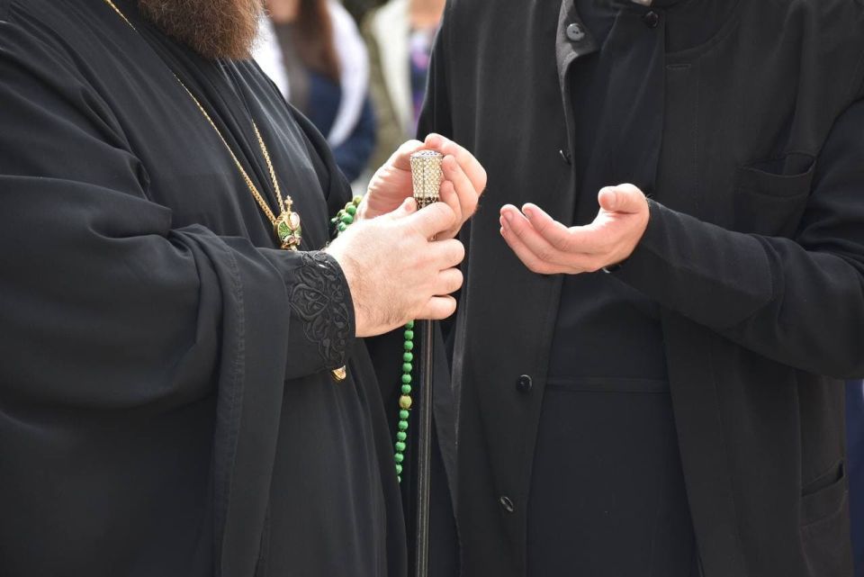 Борьба с абортами: в Саратове к женским консультациям приставят священников 