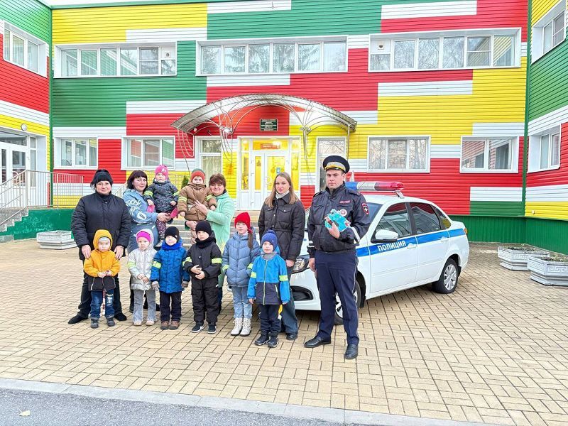 После смены к своим подшефным в гости приехали автоинспекторы