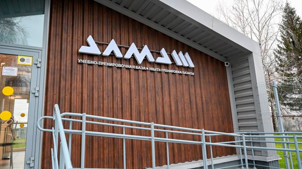 Воспитанники детско-юношеской спортивной школы «Нефтехимик» и молодёжного хоккейного клуба «Реактор» получили новый дом — учебно-тренировочную базу «Алмаш»